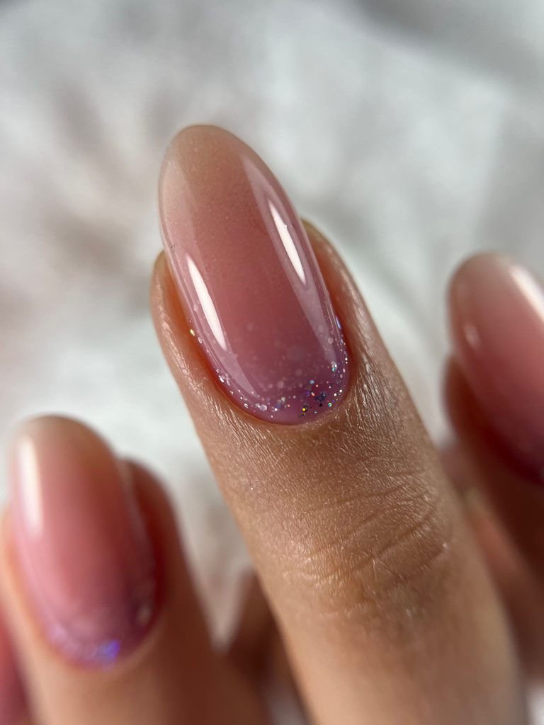 کاشت ناخن بلند در اصفهان